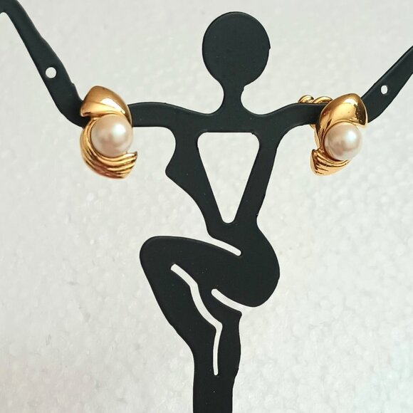 Monet Vtg Ribbed Pearl Earrings Gold Tone Stud/Post - Picture 7 of 8